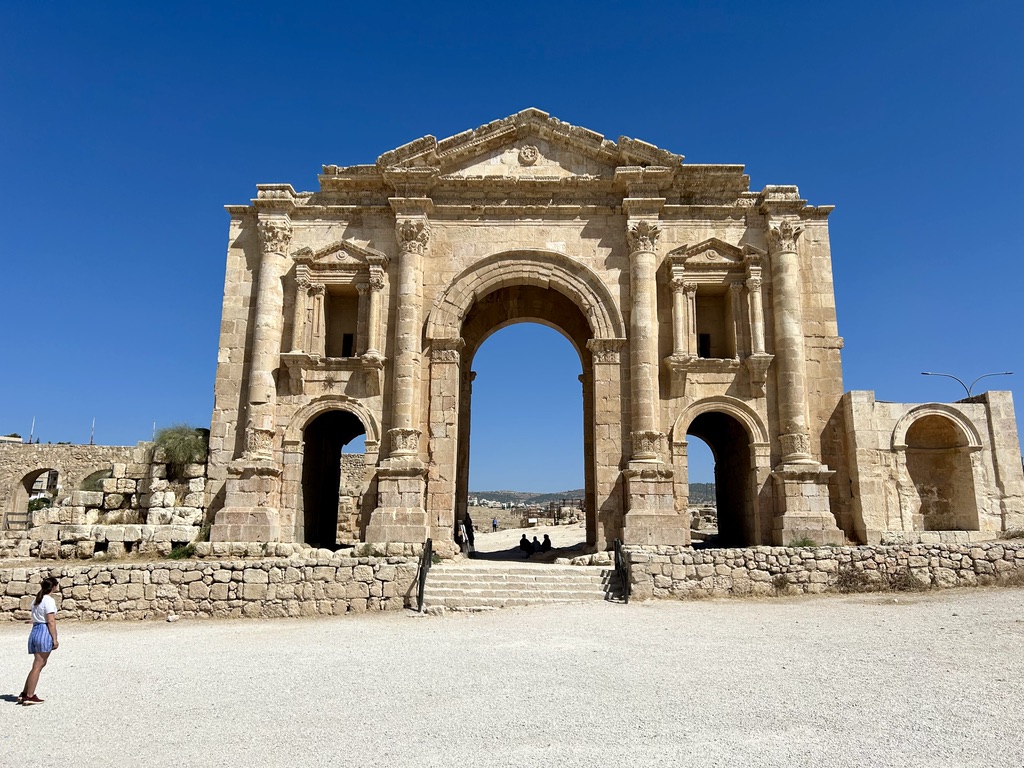 The entrance of Jerash, your last stop on this Jordan itinerary