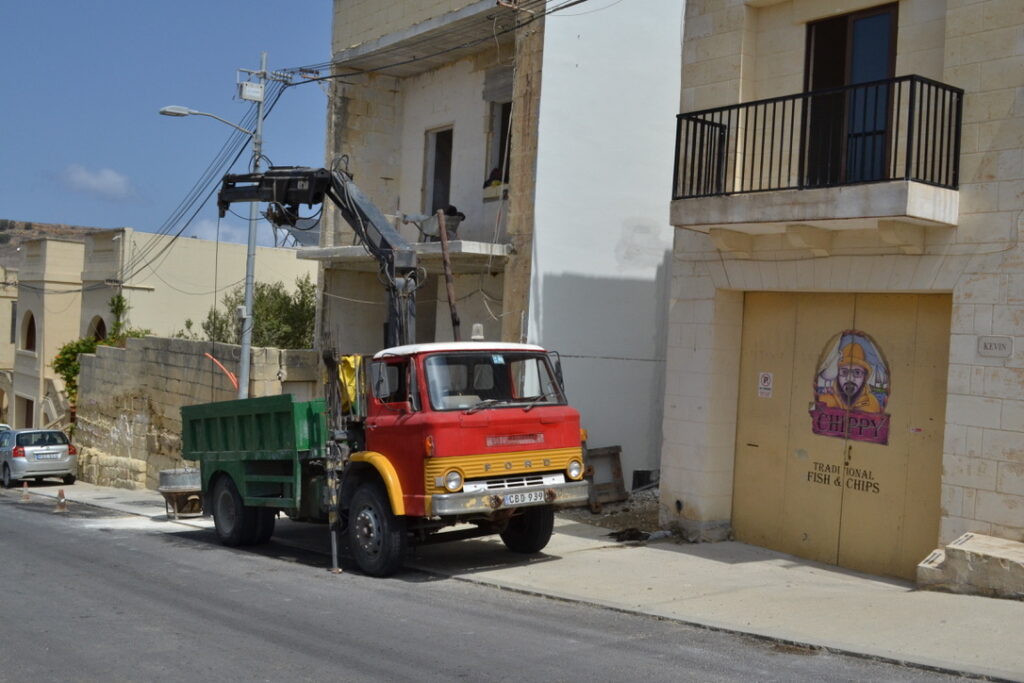 During this Malta itinerary you'll see plenty of oldtimer cars and trucks, like this truck with crane